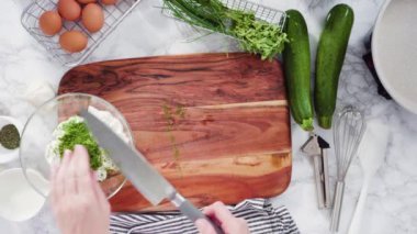 Düz yatıyordu. Adım adım. Küçük bir tavada zeytinyağında kabak keki kızartıyorum..