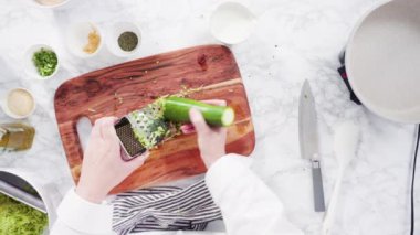 Düz yatıyordu. Adım adım. Küçük bir tavada zeytinyağında kabak keki kızartıyorum..