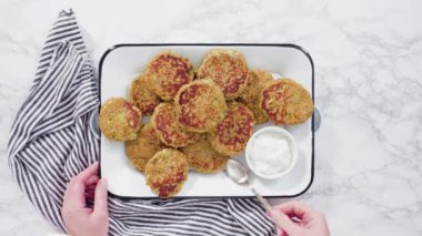 Düz yatıyordu. Adım adım. Küçük bir tavada zeytinyağında kabak keki kızartıyorum..