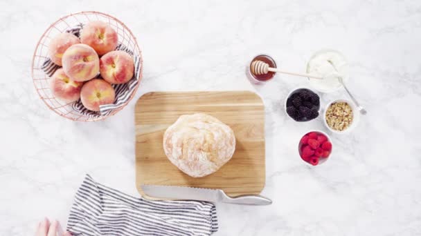 Brzoskwiniowy Ricotta Toast Ozdobiony Jeżynami Białym Talerzu — Wideo stockowe