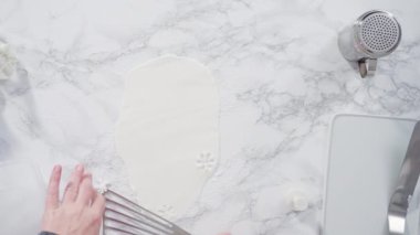 Düz yatıyordu. Adım adım. Beyaz fondantımızı mermer tezgahta yuvarlıyoruz..