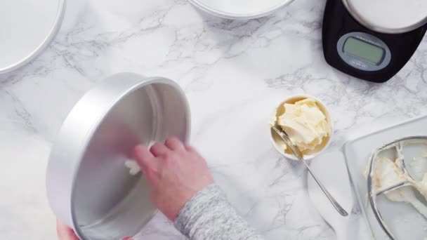 Düz Yatıyordu Adım Adım Pasta Yapmak Için Tereyağlı Tava Yağlamak — Stok video