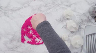 Düz yatıyordu. Adım adım. Pembe fondantımızı mermer tezgahta yuvarlıyoruz..