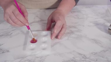 Adım adım. Gıda parıltısıyla sevimli kar taneleri boyamak.