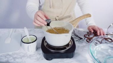 Düz yatıyordu. Adım adım. Beyaz makarna tabağına bir kap makarna servis ediyorum..