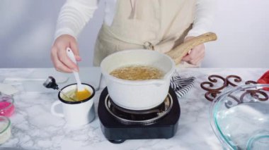 Düz yatıyordu. Adım adım. Beyaz makarna tabağına bir kap makarna servis ediyorum..