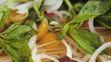 Düz yatıyordu. Adım adım. Beyaz makarna tabağına bir kap makarna servis ediyorum..