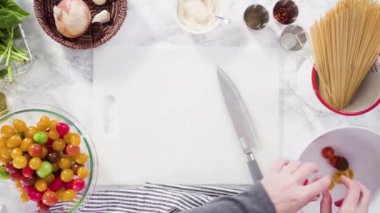 Düz yatıyordu. Adım adım. Beyaz makarna tabağına bir kap makarna servis ediyorum..