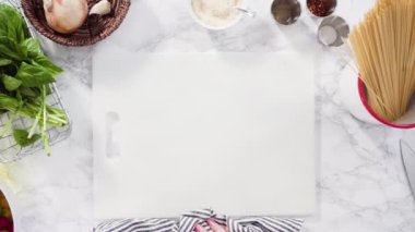 Düz yatıyordu. Adım adım. Beyaz makarna tabağına bir kap makarna servis ediyorum..