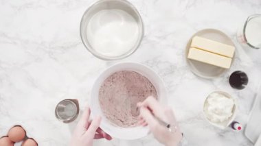 Düz yatıyordu. Adım adım. Kırmızı kadife kek pişirmek için kuru malzemeler karıştırıyorum..