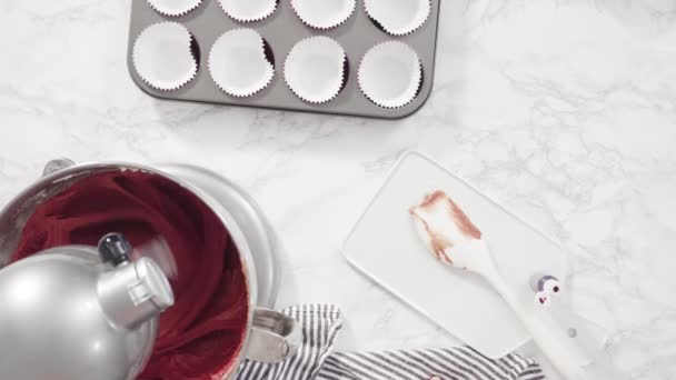 Röd Sammet Muffins Med Rosa Italiensk Smörkräm Glasyr Och Dekorerar — Stockvideo