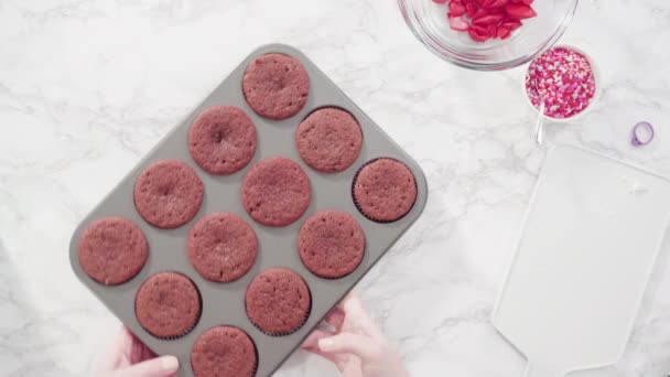 Pastelitos Terciopelo Rojo Con Glaseado Crema Mantequilla Italiana Rosa Decora — Vídeos de Stock