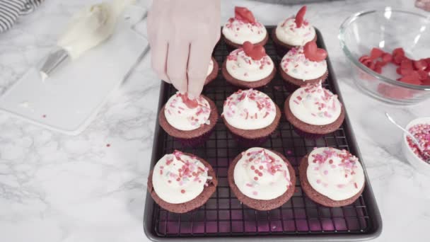 Pembe Talyan Kremalı Kırmızı Kadife Kekler Kalp Öpücük Şeklinde Kırmızı — Stok video