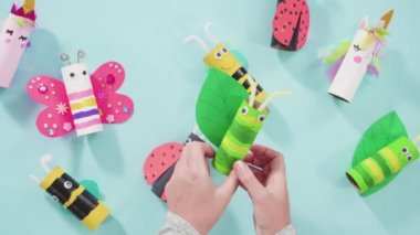 Zaman aşımı. Kağıt işleri projesi. Boş tuvalet kağıtlarından yapılmış renkli böcekler.