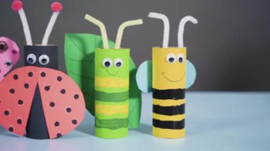 Kağıt işleri projesi. Boş tuvalet kağıtlarından yapılmış renkli böcekler.