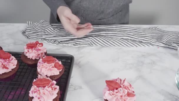 Bolinhos Veludo Vermelho Com Cobertura Creme Manteiga Italiano Rosa Decora — Vídeo de Stock