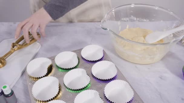 一歩ずつ バニラを焼くためにホイルカップケーキライナーにカップケーキの打者をスクープマルディ グラスカップケーキ — ストック動画