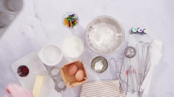 Mélanger Farine Avec Autres Ingrédients Pour Faire Cuire Gâteau — Video