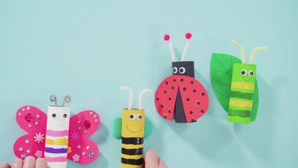 Kağıt Işleri Projesi Boş Tuvalet Kağıtlarından Yapılmış Renkli Böcekler — Stok video