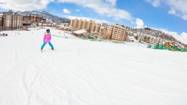 Steamboat Springs, Colorado, ABD-9 Aralık 2018 - Küçük kız kayak yapmayı öğreniyor.