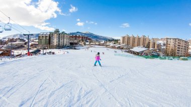 Steamboat Springs, Colorado, ABD-9 Aralık 2018 - Dağ kayak merkezinin kış manzarası.