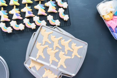 Düz yatıyordu. Tek boynuzlu at temalı şekerli kurabiyeleri kraliyet kremalı süsleme.