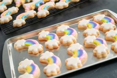 Tek boynuzlu at temalı şekerli kurabiyeleri kraliyet kremalı süsleme.