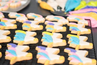 Tek boynuzlu at temalı şekerli kurabiyeleri kraliyet kremalı süsleme.