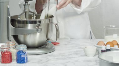 Adım adım. Üç katlı vanilyalı kek pişirmek için mutfak mikserinin malzemelerini karıştırıyorum..