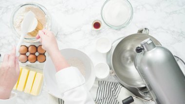 Adım adım. Düz yatıyordu. Şekerli kurabiye pişirmek için mutfak mikserinin malzemelerini karıştırıyorum..