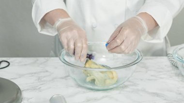 Adım adım. Kırmızı, beyaz ve mavi fırıldak şekerli kurabiyeler pişirmek için kurabiye hamuruna gıda boyası karıştırıyorum..