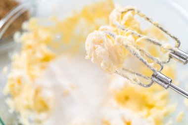 Çikolata parçacıklı kurabiye yapmak için karıştırma kabında malzemeleri karıştırıyorum..