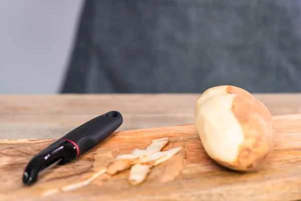 Peeling Potatoes Scalloped Potatoes Recipe — Stock Photo, Image