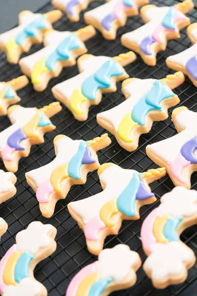 Décorer Les Biscuits Sucre Sur Thème Licorne Avec Glaçage Royal — Photo