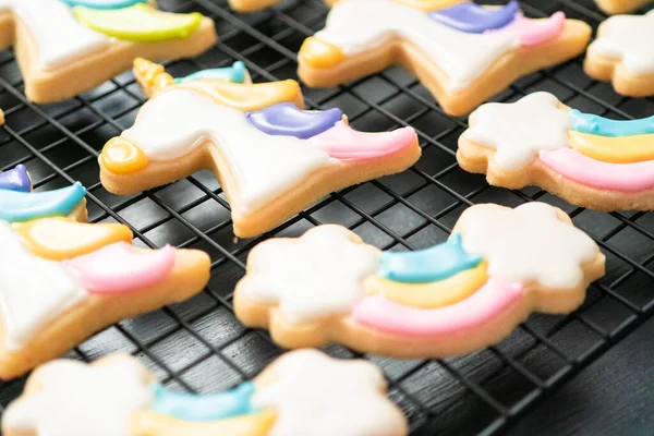 Aus Nächster Nähe Einhorn Zuckerkekse Mit Königlichem Zuckerguss Dekorieren — Stockfoto