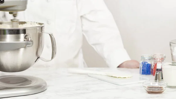 Tereyağlı Krema Yapmak Için Mutfak Mikserinin Malzemelerini Karıştırıyorum — Stok fotoğraf
