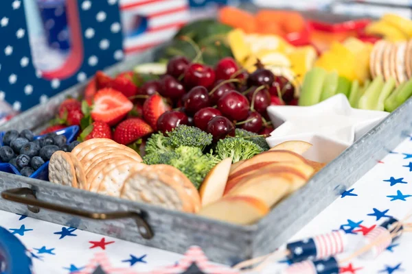 Imbiss Tablett Mit Frischem Obst Gemüse Und Dips Bei Der — Stockfoto