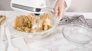 Adım adım. Çikolata parçacıklı kurabiye yapmak için cam kasede malzemeleri karıştırıyorum..