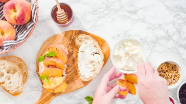 Düz yatıyordu. Adım adım. Organik şeftali ve böğürtlenli ricotta tostu yapıyorum..