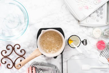 Düz yatıyordu. Ev yapımı lolipop yapmak için tencerede karamelize şeker.