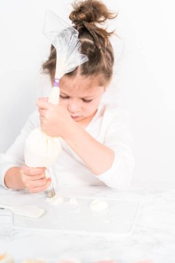 Küçük kız İtalyan tereyağı kreması tatlandırması yapıyor..