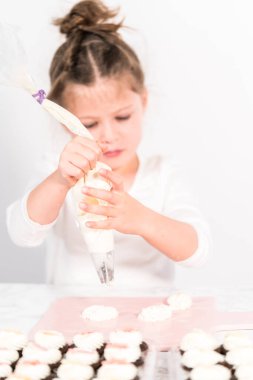 Küçük kız İtalyan tereyağı kreması tatlandırması yapıyor..