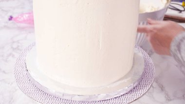 Adım adım. Beyaz İtalyan kremalı, yuvarlak funfetti keki..