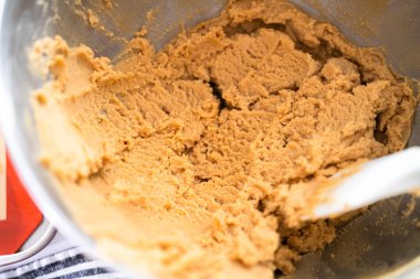 Fıstık ezmeli kurabiye pişirmek için mutfak mikserinin malzemelerini karıştırıyorum..