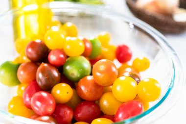 Vejetaryen makarnası hazırlamak için gerekli malzemeler..