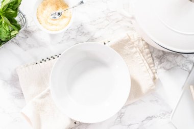 Düz yatıyordu. Beyaz mineli dökme demir bir Hollanda fırınında yemek pişirmek..