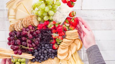 Düz yatıyordu. Adım adım. Taze meyve, gurme peynir ve kraker ile peynir tabağı hazırlıyorum..