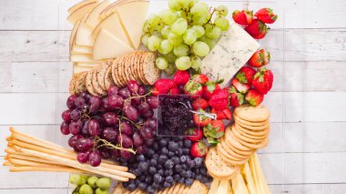 Düz yatıyordu. Adım adım. Taze meyve, gurme peynir ve kraker ile peynir tabağı hazırlıyorum..