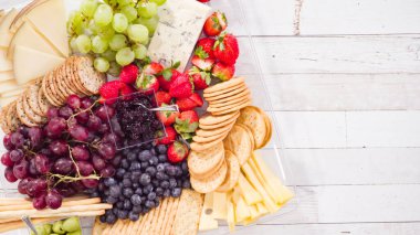 Düz yatıyordu. Adım adım. Taze meyve, gurme peynir ve kraker ile peynir tabağı hazırlıyorum..