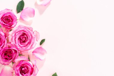 Düz yatıyordu. Pembe güller ve pembe arka planda gül yaprakları.